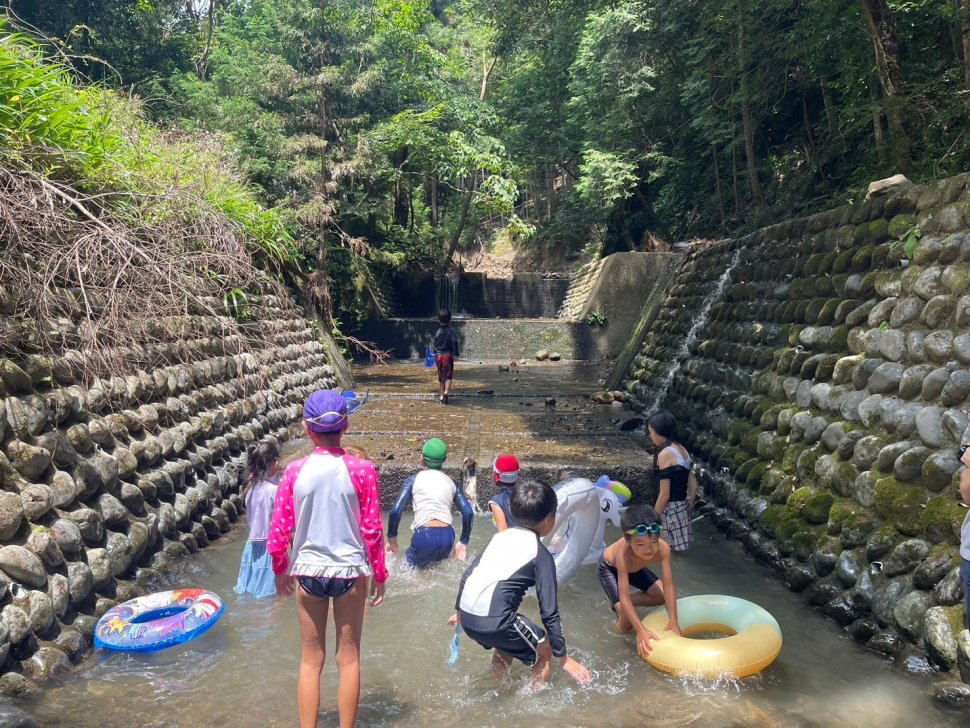 夏休みこども里山×アートプログラム②魚のつかみ取り